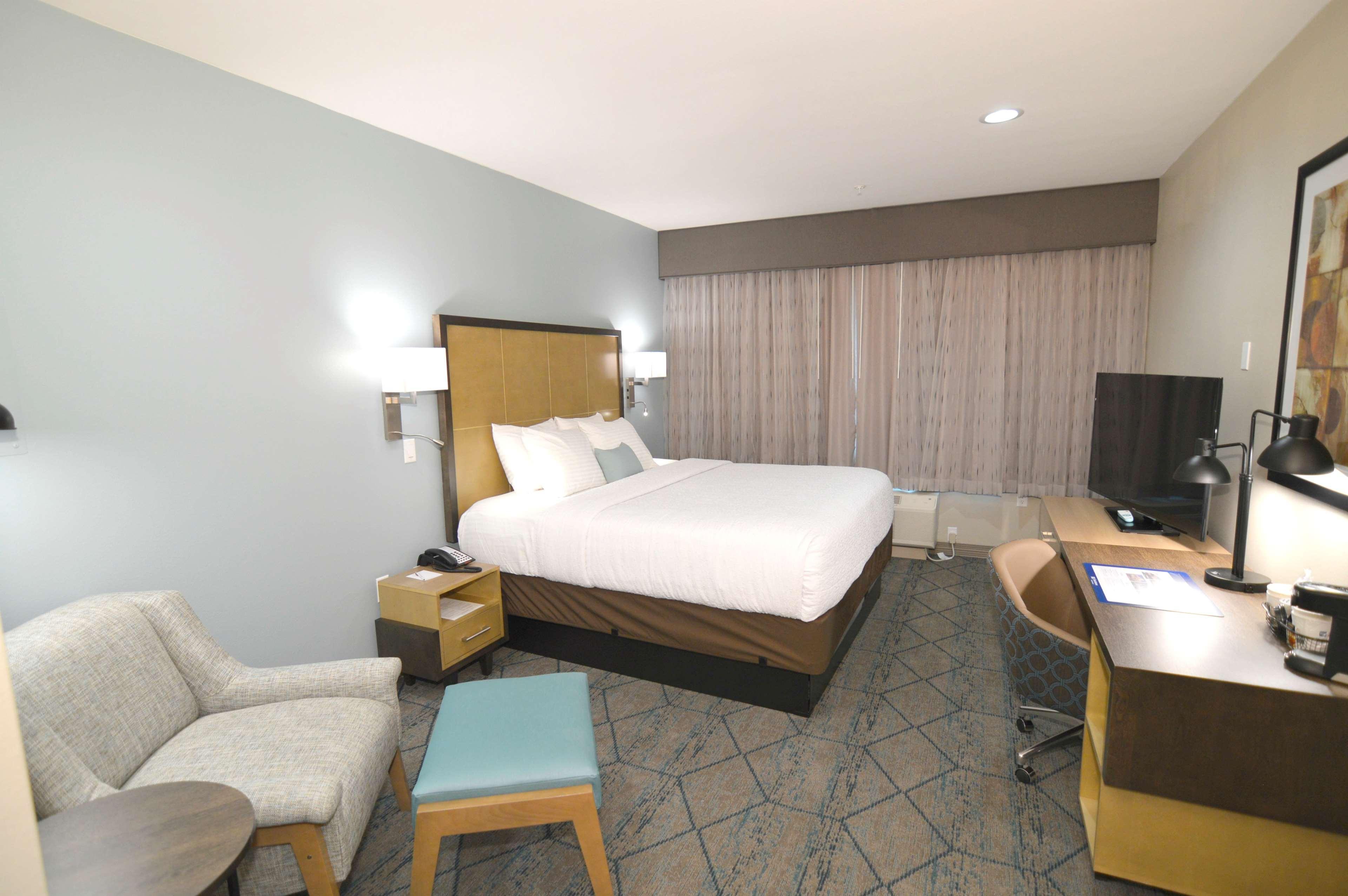 Best Western Plus Pleasanton Hotel Exterior photo